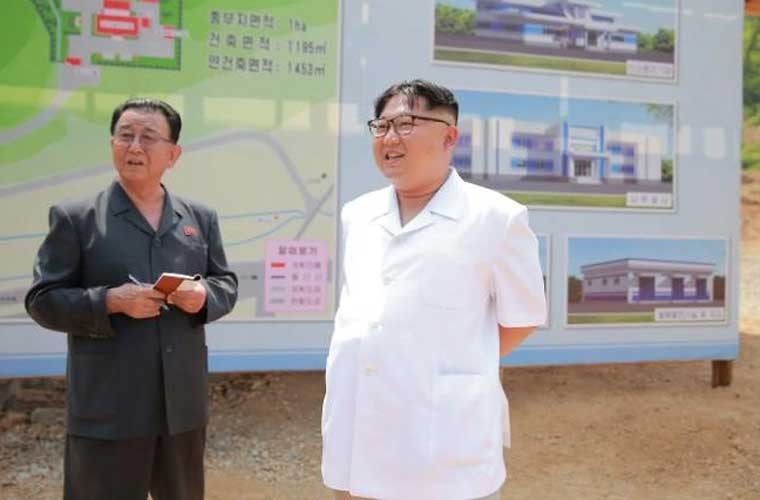 Nhà lãnh đạo trẻ Kim Jong-un đi thị sát công trường xây dựng một nhà máy sản xuất y tế ở Bình Nhưỡng.